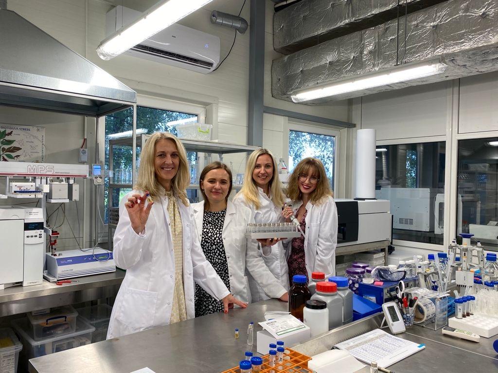 Ar VRI ķīmijas laboratorijas kolēģēm.JPG