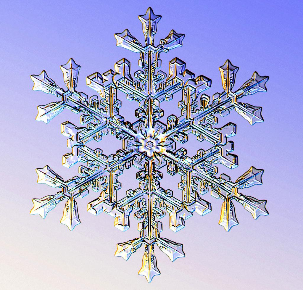 Simetrisks ledus kristāls. Avots: snowcrystals.com