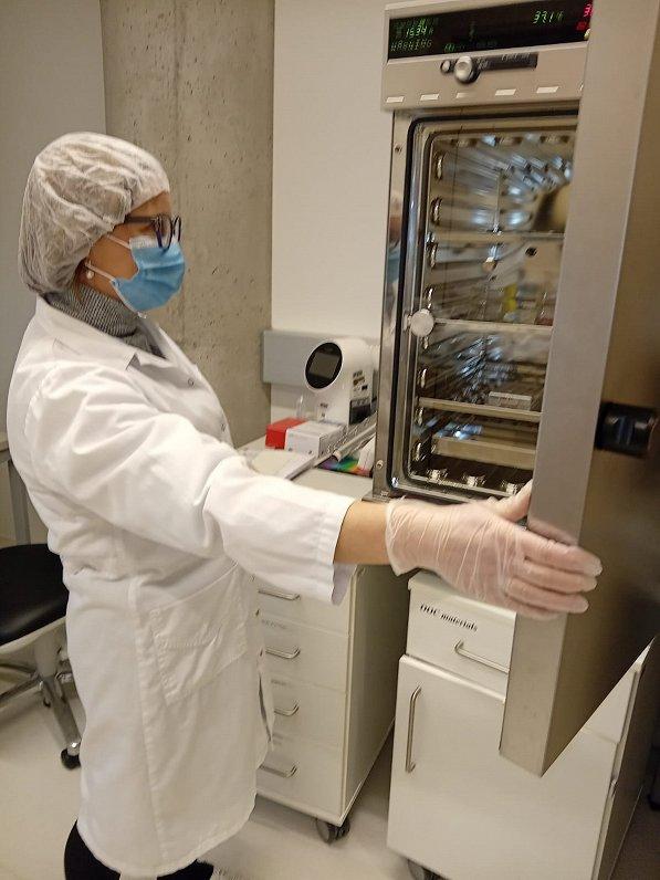 pili.jpg Attēlā LU tenūrprofesore medicīnā Una Riekstiņa pie īpaša skapja, kurā temperatūra ir kā kā cilvēka organismā. Šajā skapī ievieto mikrofluīdikas ierīci, kad audzēja šūnās ievada medikamentus Foto: Ilze Kuzmina