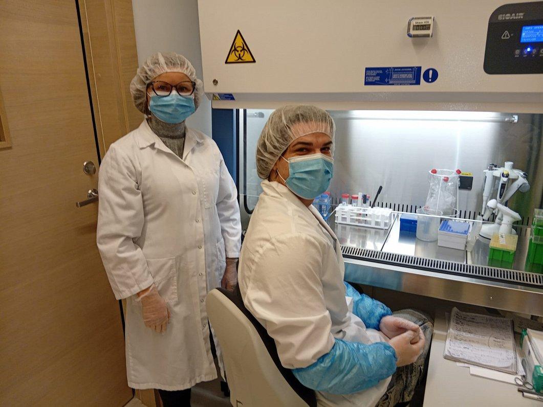 pilk.jpg Attēlā LU tenūrprofesore medicīnā Una Riekstiņa (stāv) un LU Farmācijas maģistra studiju programmas 1.kursa students Kristaps Sunteiks Aseptiskajā šūnu kultūru laboratorijā pie sterilā galda, kurā pētnieki strādā ar aizkuņģa dziedzera audzēja organoīdiem. Organoīdi ir audzēja šūnas, kas pavairotas laboratorijā. Foto: Ilze Kuzmina