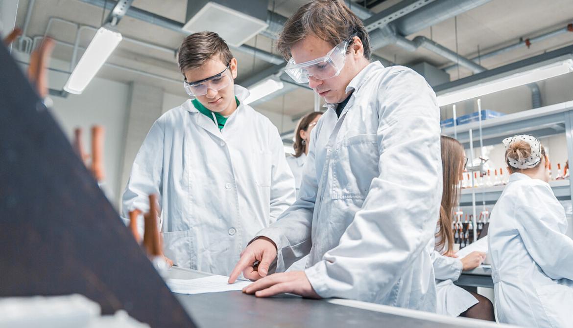 Pētnieki laboratorīja_LU_T.Grinbergs.jpg