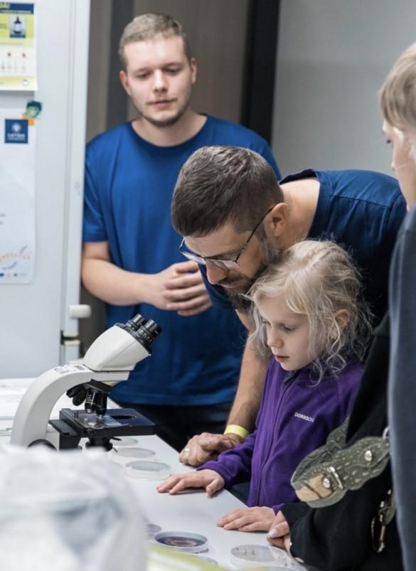 “Mikropasaule tuvplānā”.jpg