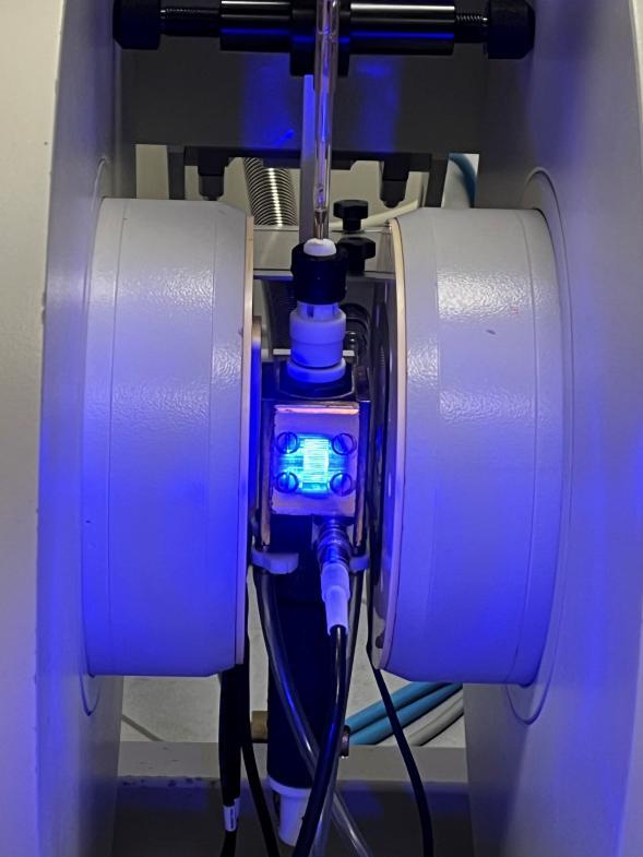 Jonu šķidrumu ar lādiņa pārneses kompleksu īpašībām analīze Lionā, izmantojot EPR spektroskopiju.jpg