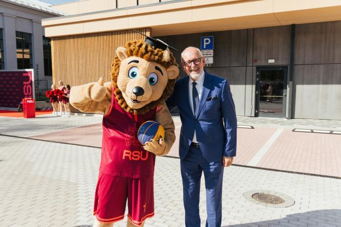 Basketbola fans lauvas tērpā kopā ar RSU rektoru pie jaunā sporta kompleksa