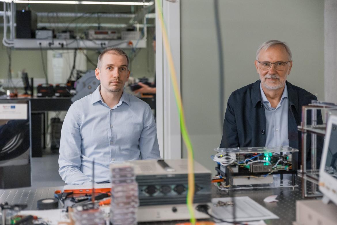 Pētnieks Reinis Lazda un profesors Mārcis Auziņš LU Lāzeru centrā.