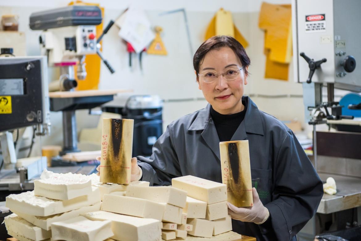 Honkongas profesore laboratorijā