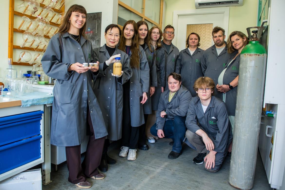 Profesore kopā ar Polimērijas laboratoriju pārstāvjiem