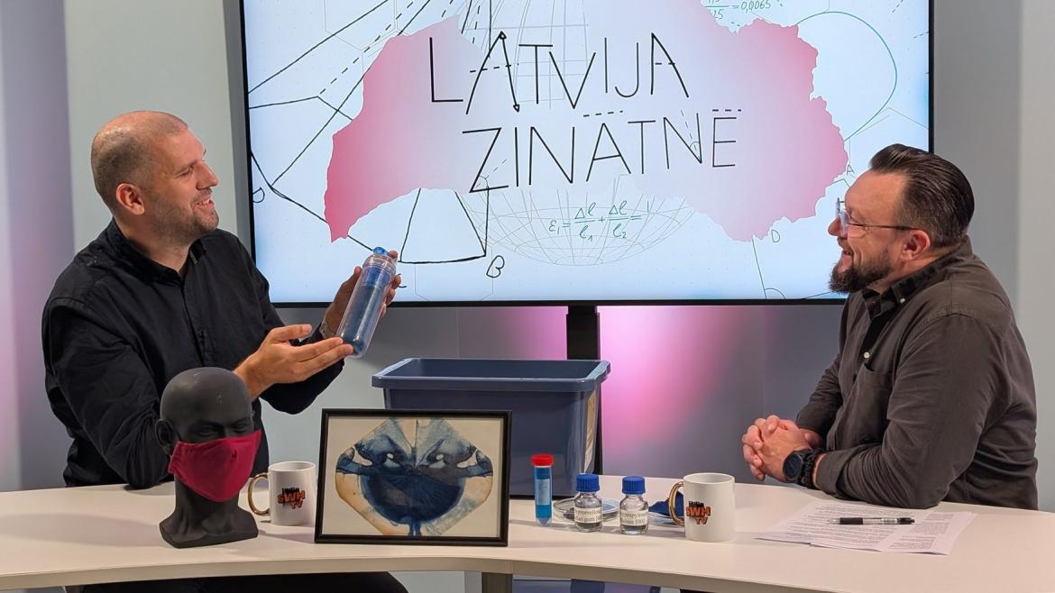 Pētnieks Uģis Eismonts TV studijā rāda Prūsijas zilo