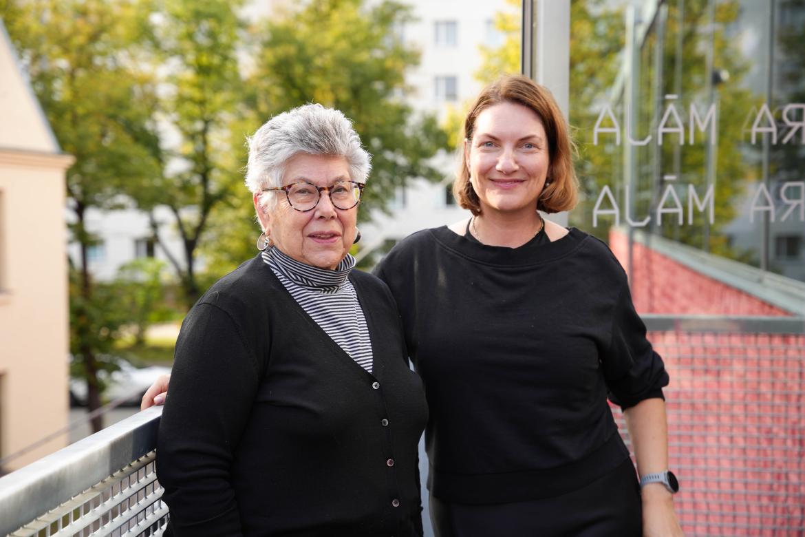 Pētniece Linda Norisa pa kreisi