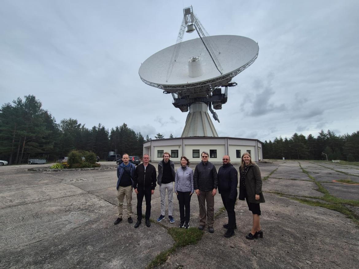 Pētnieki pie radioastronomijas observatorijas 