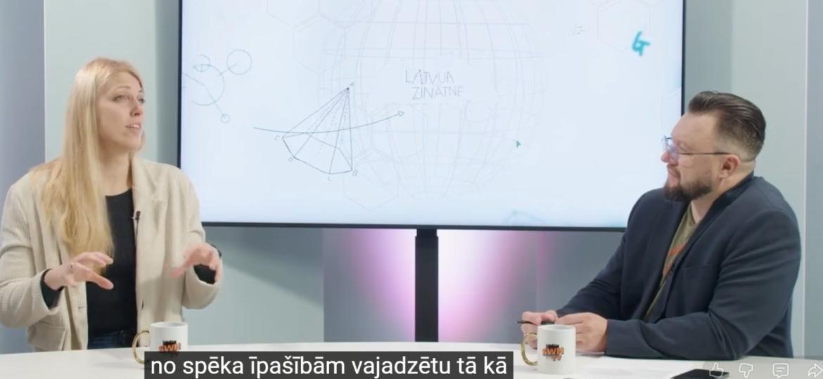 Pētniece studijā kopā ar Gustavu Terzenu