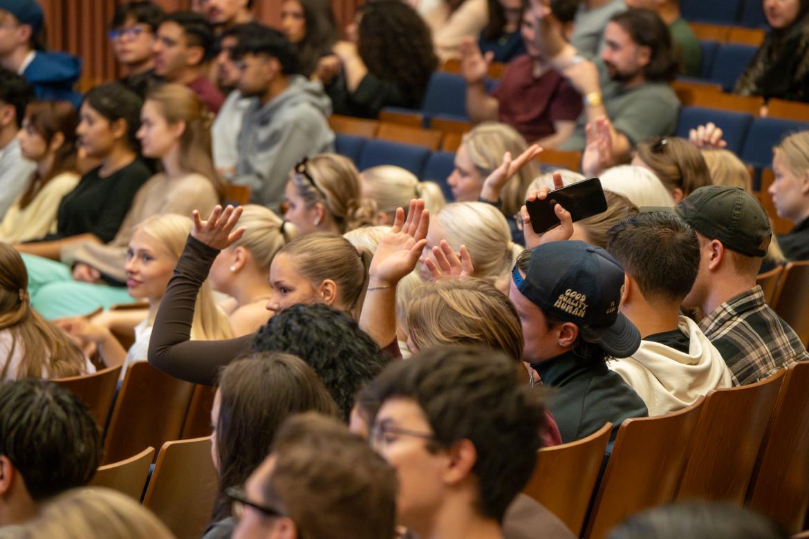 Studenti universitātes auditorijā