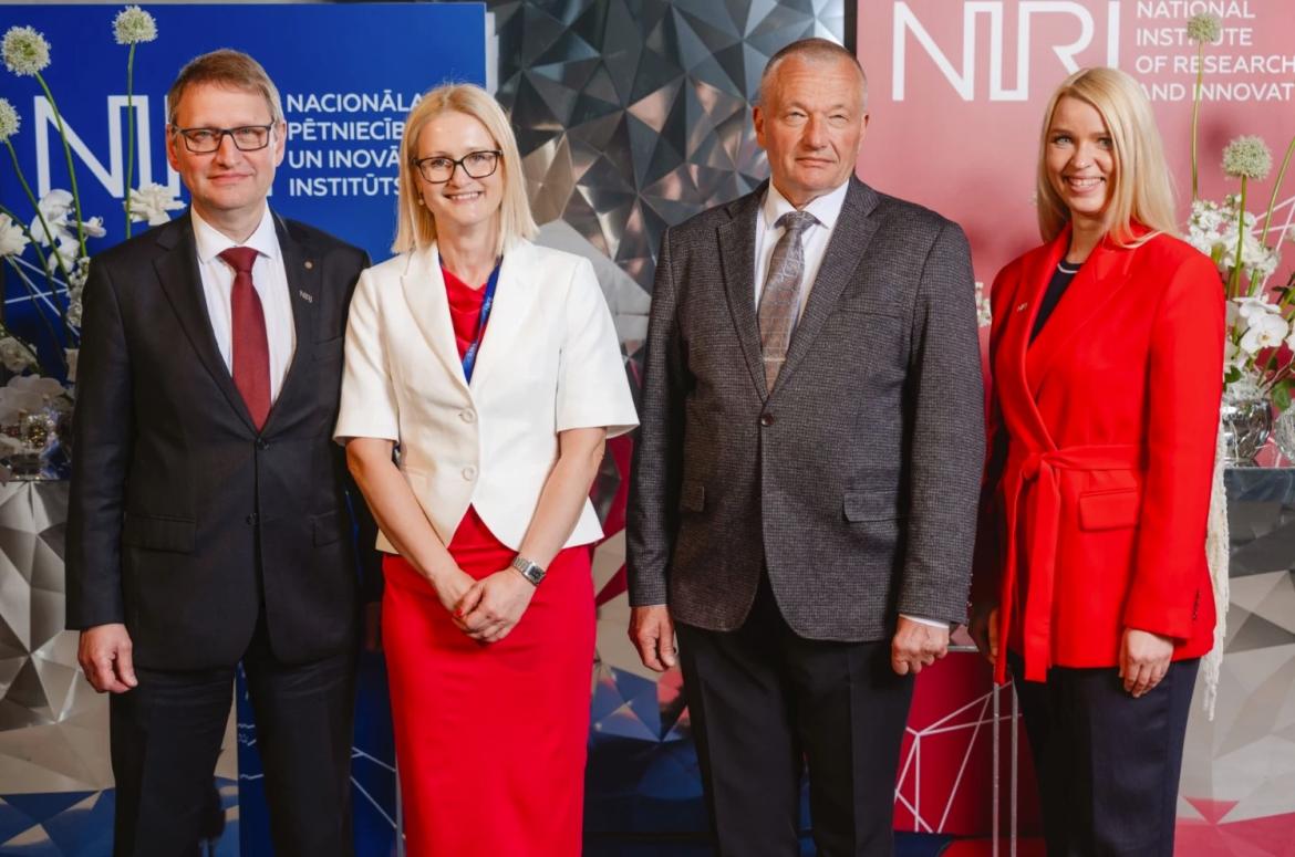 No kreisās: prof. Jānis Kloviņš, NIRI Kleistu Zinātniskā centra vadītājs, Dace Kārkle, NIRI direktore, Dr. Osvalds Pugovičs, NIRI Teikas Zinātniskā centra vadītājs, Līga Vonda, Finanšu un administratīvo jautājumu direktore. (foto: Guntis Bērziņš)
